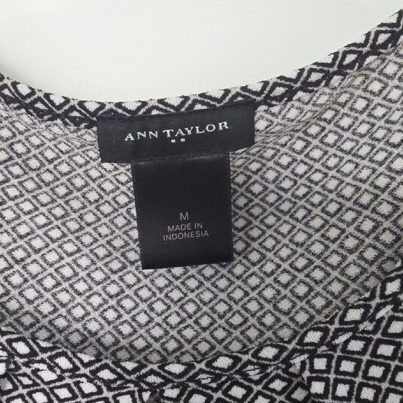 Ann Taylor Black and White Patterned Sleeveless Blouse - Picture 2 of 4